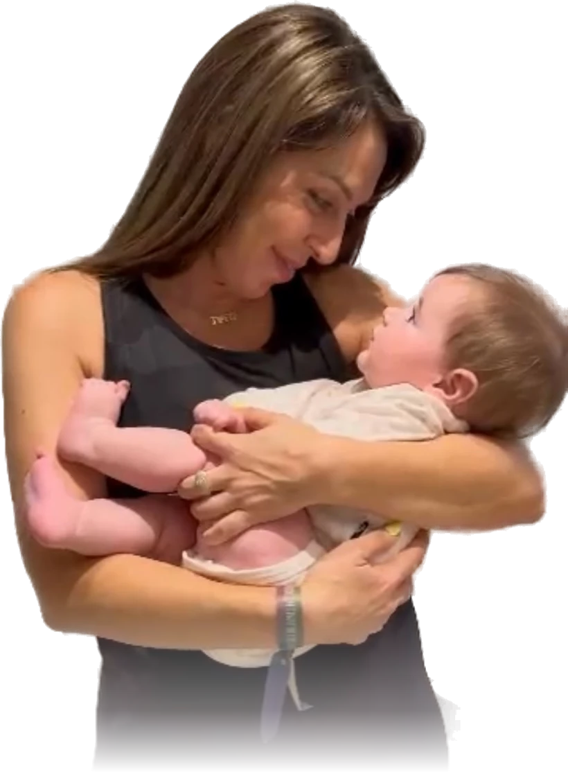 תמי שני מחזיקה תינוק