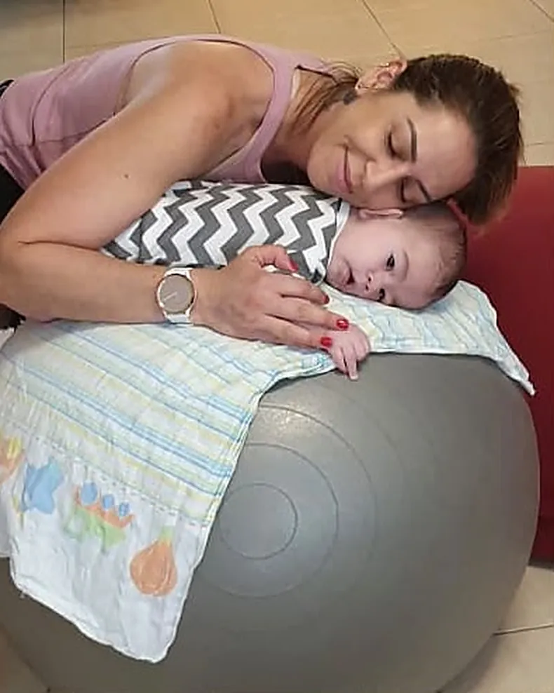 תמי שני מרגיעה תינוק על כדור פיזיו